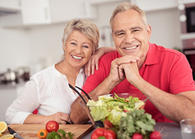 Couple eating healthy to avoid sensitive teeth in Las Colinas